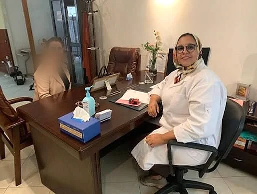 Consultation au cabinet du Dr Sonia Abahou à Témara, avec une patiente dont le visage est flouté par respect de la confidentialité