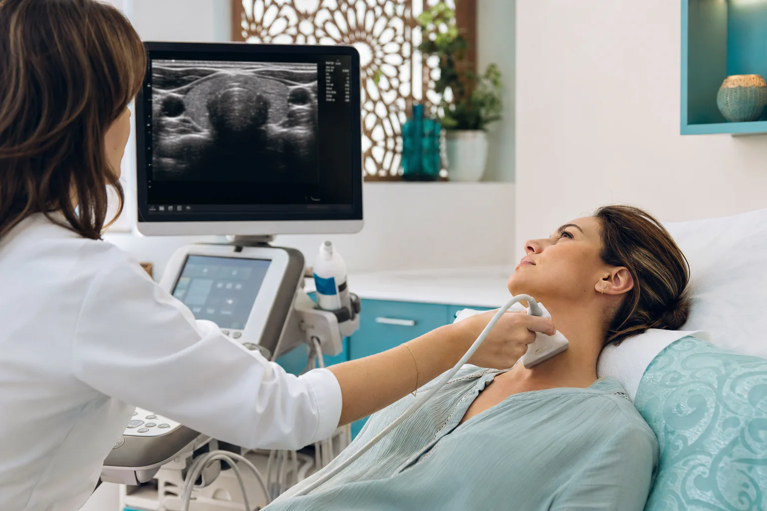 Illustration d’une échographie thyroïdienne réalisée dans un cabinet médical