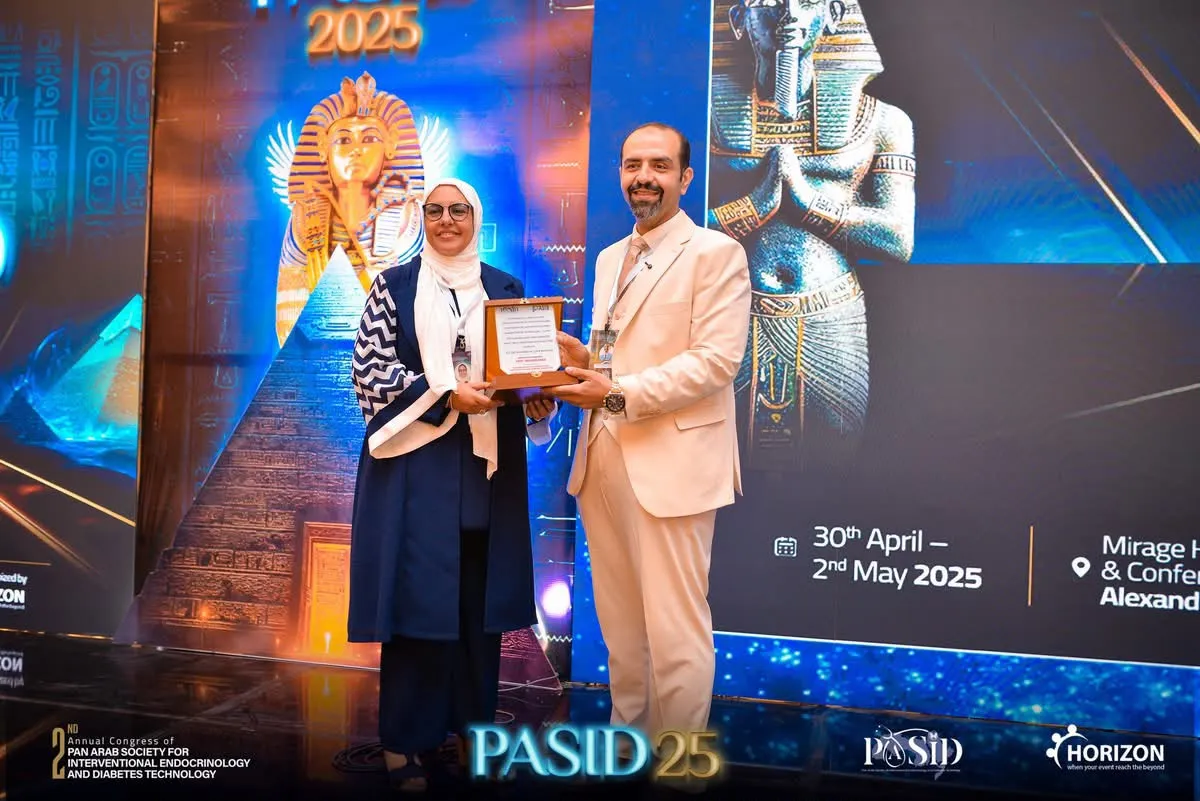 Remise de plaque au Dr Sonia Abahou lors du congrès pan-arabe PASID 25